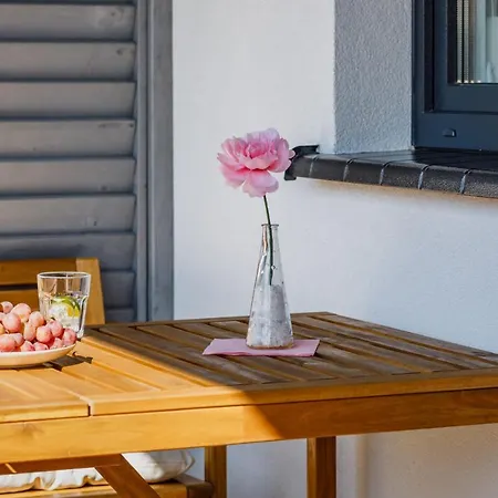 Seaside Escape By Renters Apartment *